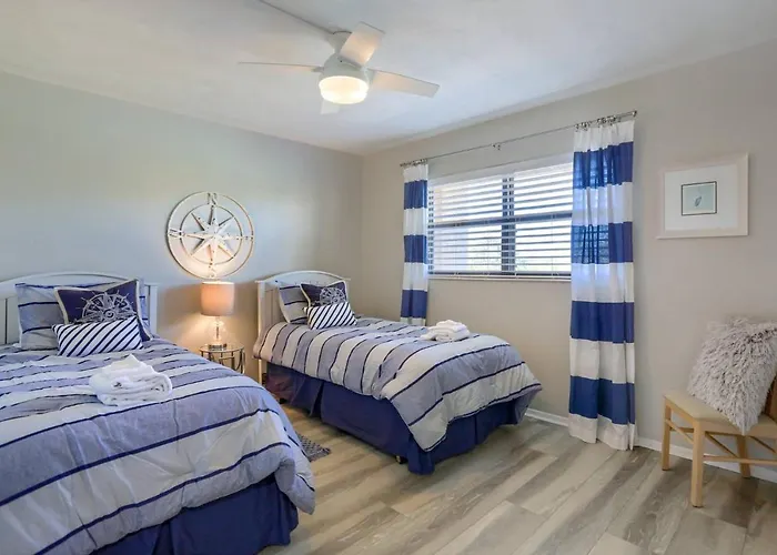 317 Bayshores Yacht Tennis Club *