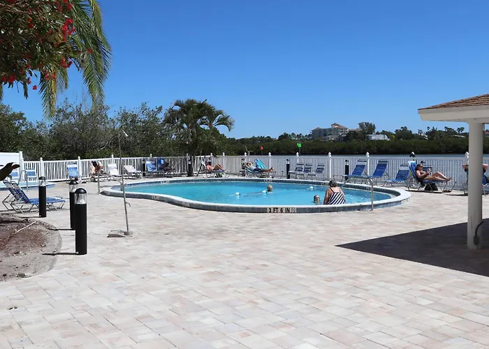 317 Bayshores Yacht Tennis Club *
